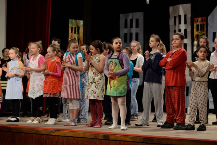 Ilustračný obrázok k článku Muzikál Putá chytil Revúčanov za srdce: Učiteľky si dokonca na záver od radosti "zatrsali"