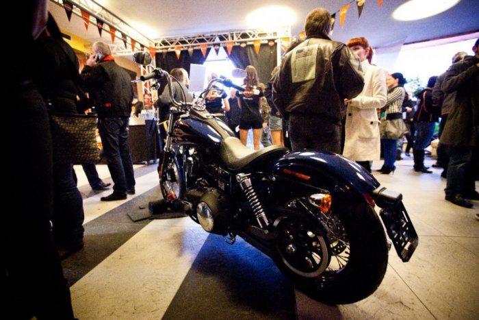 Ilustračný obrázok k článku “Harleyáci” slávili 110. narodeniny operou. Nechýbali sexi krásky ani rýchle motorky