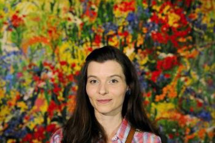 Ilustračný obrázok k článku Kongresová sála vysokohorského hotela sa premenila na galériu. V máji si tam zaspieva aj Karel Gott