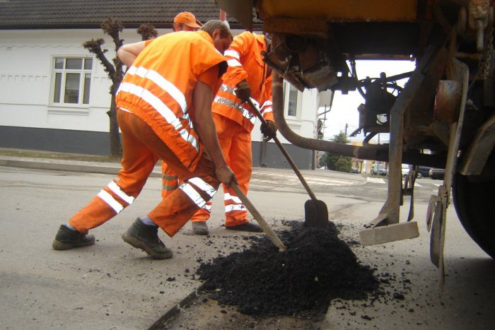 Ilustračný obrázok k článku Vodiči, dobrá správa: V Spišskej sa už začalo s opravou výtlkov a my sme boli pri tom