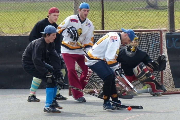 Ilustračný obrázok k článku Začala jarná časť hokejbalovej ligy. Rozbiehalo sa ťažšie, ale s chuťou a nadšením