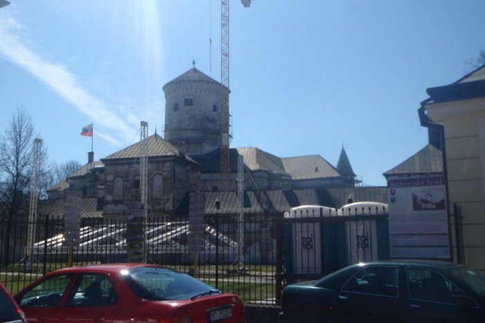 Ilustračný obrázok k článku Obnova Budatínskeho hradu: Nad pamiatkou sa už týči žeriav, tešte sa na čarovný výhľad z veže