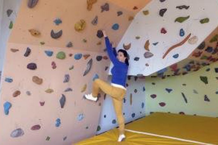 Ilustračný obrázok k článku Dedinská posilňovňa so super novinkou: Zamakať si môžete na lezeckej stene!
