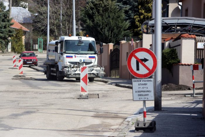 Ilustračný obrázok k článku Pozor na dopravné obmedzenia: Uzávierka Strmej ulice na Zobore
