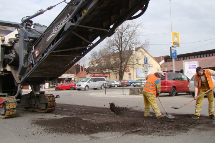 Ilustračný obrázok k článku Cestári sa pustili do mestských ciest: Obmedzenia potrvajú do soboty