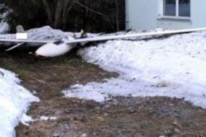 Ilustračný obrázok k článku Nešťastie v Partizánskej Ľupči: Do areálu ozdravovne sa zrútilo bezmotorové lietadlo!