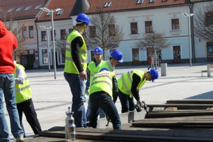 Ilustračný obrázok k článku Majstri Slovenska s náradím v ruke! Hokejisti opravovali zničené pódium