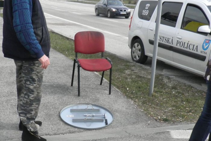 Ilustračný obrázok k článku Mladý podnikateľ (27) odmontoval dopravnú značku: Chcel rozprúdiť biznis vo firme