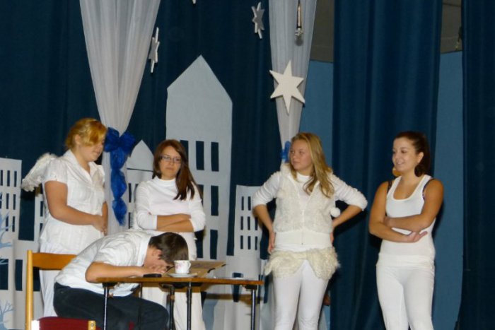 Ilustračný obrázok k článku Na Zochovej škole sú skoro všetci hercami. Majú tam až 6 divadelných súborov