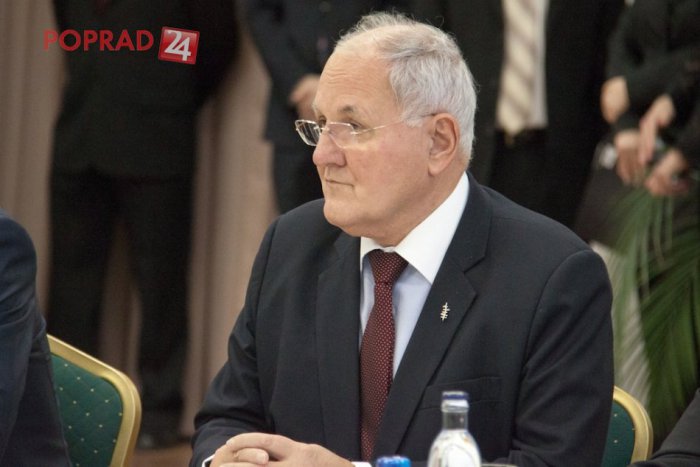Ilustračný obrázok k článku Testy napísali najlepšie deviataci vo Vikartovciach: Minister Čaplovič bude mať v škole tlačovku!