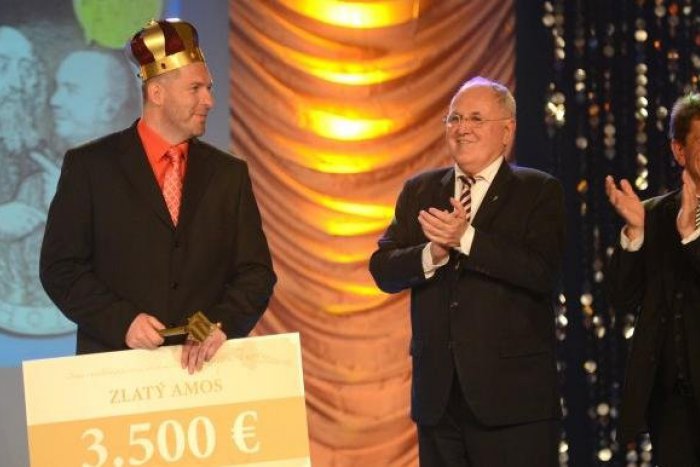 Ilustračný obrázok k článku Titul Zlatý Amos ako najobľúbenejší učiteľ získal J. Krišák zo Senice
