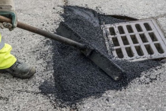 Ilustračný obrázok k článku Boj s výtlkmi je v plnom prúde: Takto pokračujú v meste opravy