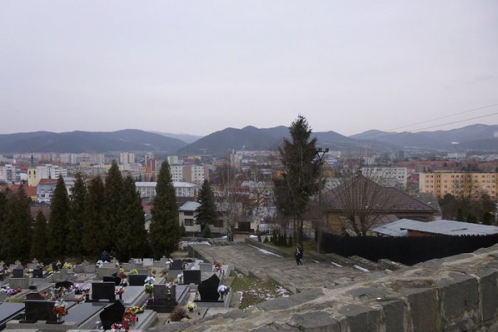 Ilustračný obrázok k článku Šokujúce momenty v Humennom: Na cintoríne horel muž (39)!