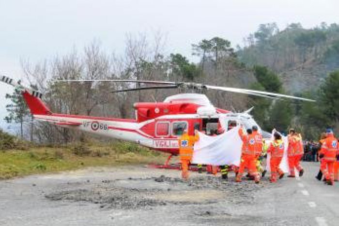 Ilustračný obrázok k článku Desivé chvíle v lese: Mužovi (47) privalil kmeň nohu, lekára spúšťali z kabíny vrtuľníka