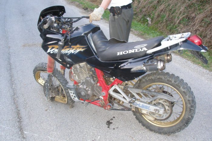 Ilustračný obrázok k článku Motorkár (†36) nezvládol zákrutu: Po náraze do oplotenia zomrel