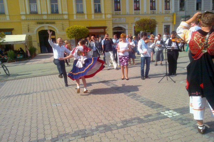 Ilustračný obrázok k článku Tancujúci poslanec uprostred mesta? Veď si pozrite VIDEO...