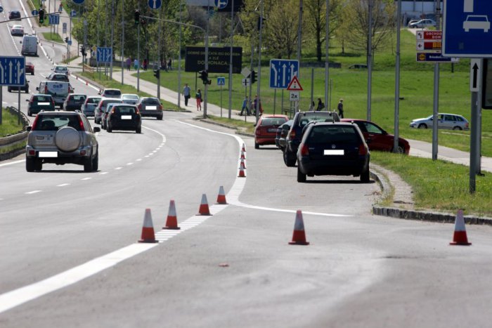 Ilustračný obrázok k článku Začala sa jarná údržba ciest: Z vozoviek mizne posypová drť