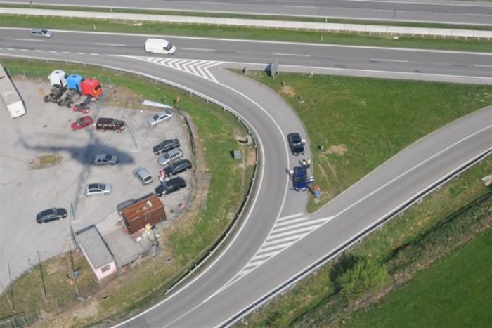 Ilustračný obrázok k článku LETECKÉ ZÁBERY: Policajná akcia na našich cestách zaznamenaná z vrtuľníka