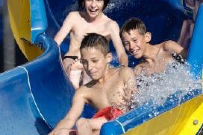 Ilustračný obrázok k článku Poslanci odklepli kúpu toboganu. Koľko za neho mesto zacvaká?