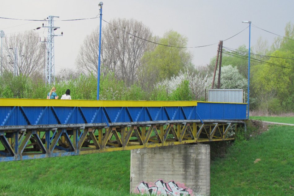 Ilustračný obrázok k článku Vo Vrakuni začali s opravou lávky do lesoparku