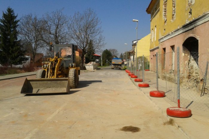 Ilustračný obrázok k článku Mesto odstránilo časť chátrajúcej stavby. Lidická ulica je opäť celá prejazdná