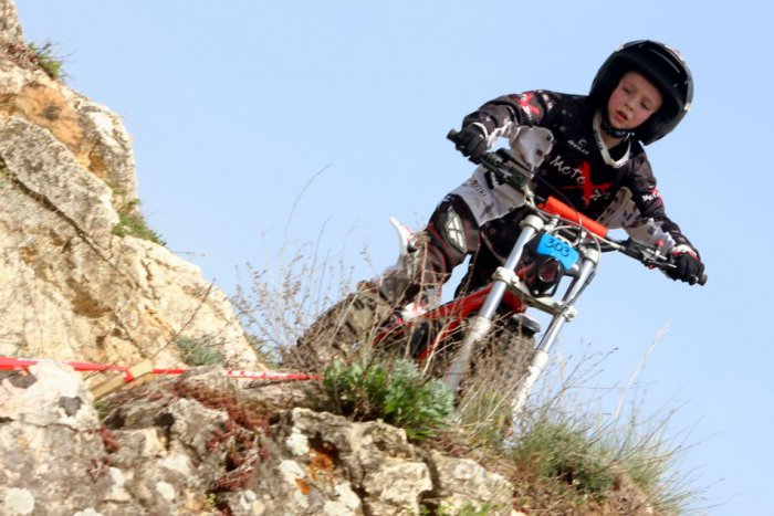 Ilustračný obrázok k článku Obrazom: Pach spáleného benzínu a adrenalín na nitrianskej kalvárii