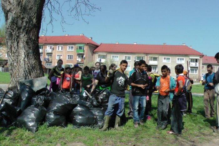Ilustračný obrázok k článku Haldy špiny v okolí rieky Zdychávka: Počas čistenia zaplnili odpadom až 80 vriec