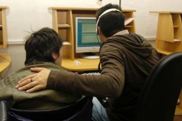 Ilustračný obrázok k článku Vo zvolenskej knižnici sa bude spomínať na speváka a zvolenského rodáka Vlada Oravca