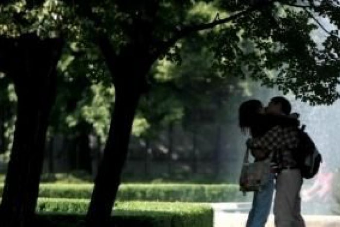 Ilustračný obrázok k článku Toto sme v meste ešte nezažili: Páriky sa na námestí budú bozkávať vo veľkom