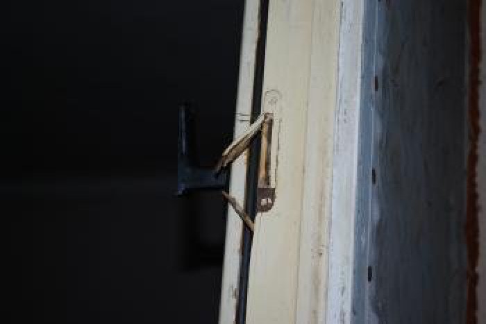 Ilustračný obrázok k článku Vyčíňanie zlodeja vo Zvolenskej Slatine: Z domu ukradol obálky s vyše 8400 eurami