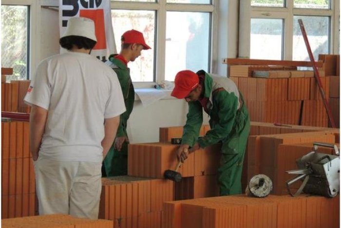 Ilustračný obrázok k článku Revúcki murári na medzinárodnej súťaži. Preverili si teóriu aj prax