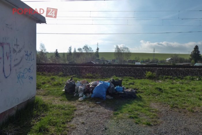 Ilustračný obrázok k článku Upratovanie pri sídlisku Juh? Poupratovali okolo trate... Odpad však zabudli odviezť!