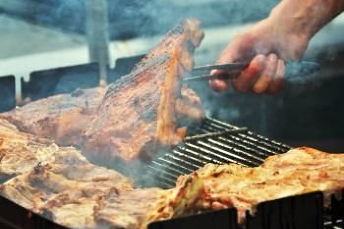 Ilustračný obrázok k článku Na balkóne sa v našom meste grilovať neoplatí: Hrozí vám takáto pokuta!