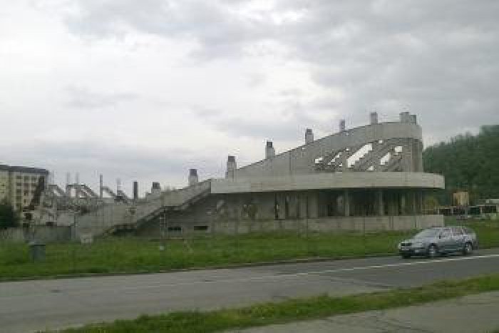 Ilustračný obrázok k článku Ako ďalej s rozostavanou športovou halou? Zvolenský strašiak stále čaká na prestavbu!