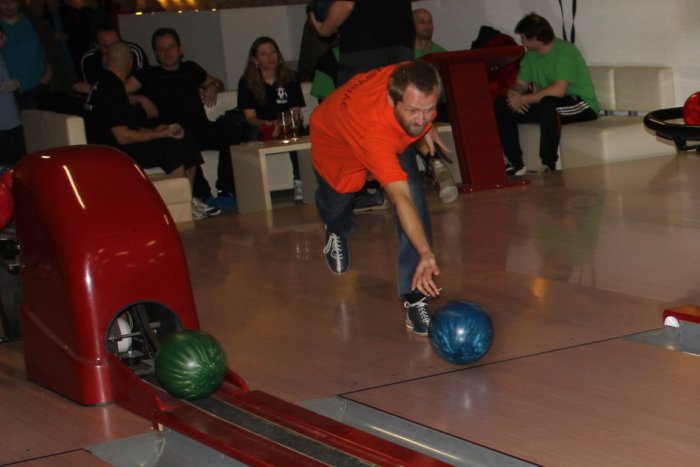 Ilustračný obrázok k článku Postavičky  snívajú sen o bronze, rozplynúť im ho môžu Štamgasti