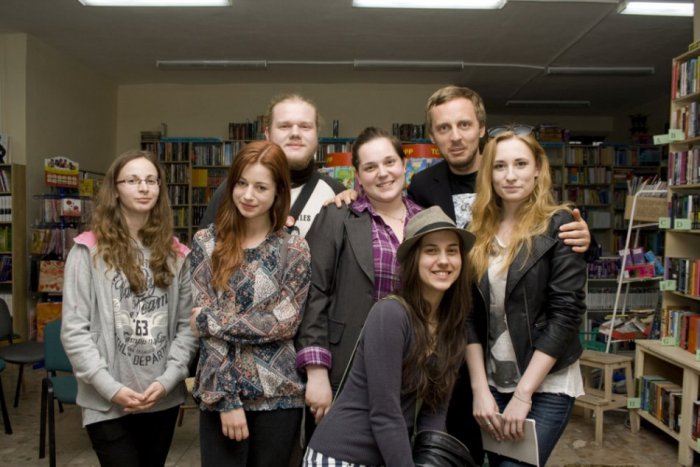 Ilustračný obrázok k článku Študentka Denisa prezradila pikošky o besede s prozaikom Michalom Hvoreckým