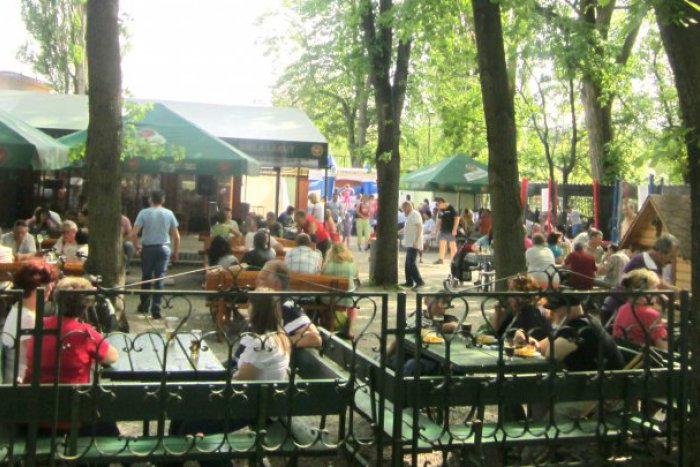 Ilustračný obrázok k článku Guláš, klobásky, živá hudba, zábava - to všetko na 1. mája v Lučenci