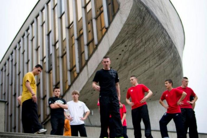 Ilustračný obrázok k článku Majster sveta v boxe zavítal do Bystrice: Tomi Kid trénoval na schodoch Pamätníku SNP