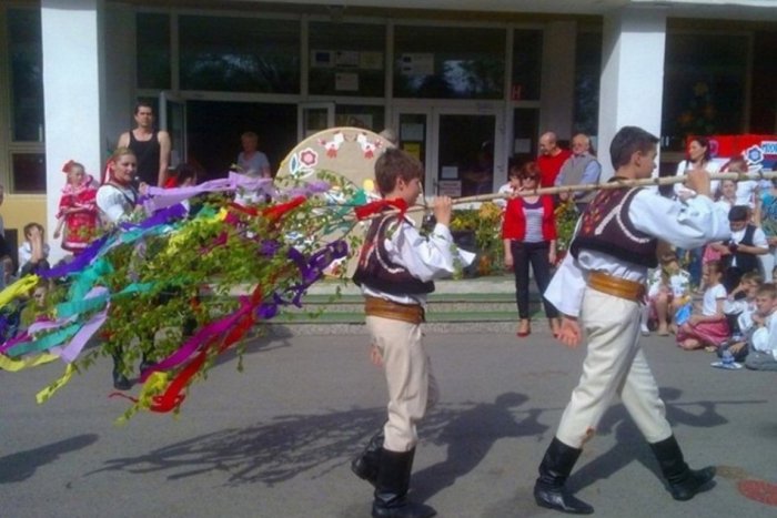 Ilustračný obrázok k článku Najkrajší máj v Bystrici je bez pozadia politiky: Postavili ho detičky