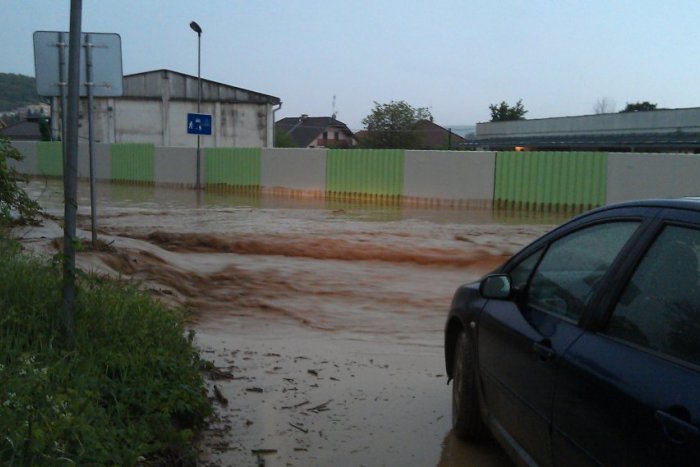 Ilustračný obrázok k článku Zaplavené časti mesta v obrazoch: Takto to v Hlohovci vyzeralo po desivej búrke