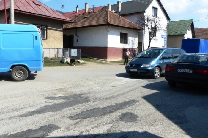 Ilustračný obrázok k článku Petícia Vikartovčanov zrejme zabrala. VÚC obci prisľúbilo novú cestu