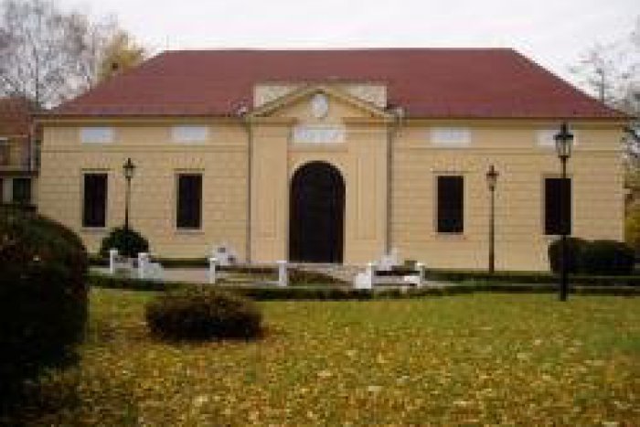 Ilustračný obrázok k článku Empírové divadlo v Hlohovci bude mať parkovisko za 150 000 €