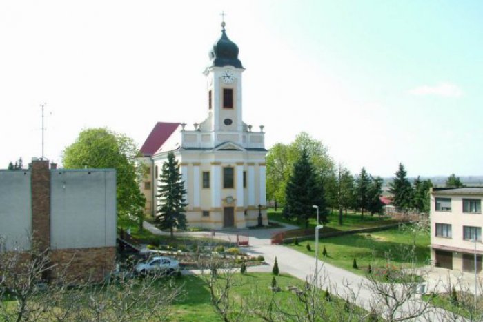 Ilustračný obrázok k článku Divoká búrka v obci Maňa: Po údere silného blesku sa zrútila časť kostolnej veže!