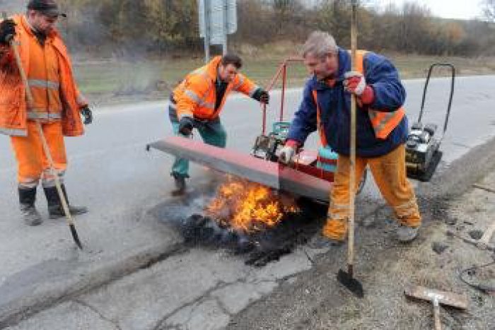 Ilustračný obrázok k článku Boj s výtlkmi: Cestári opravujú vozovky v Krompachoch, Spišských Vlachoch a Nálepkove