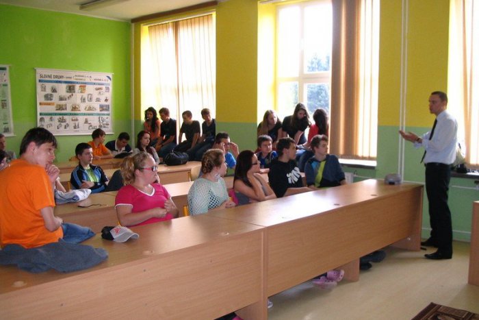 Ilustračný obrázok k článku Návšteva bankového lektora na Zochovej škole? Deviataci s množstvom otázok o študentskom účte