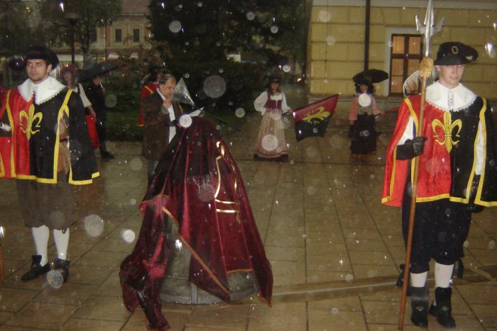 Ilustračný obrázok k článku Počasie skomplikovalo zahájenie letnej sezóny: Odhaľovanie zvonu prekazila búrka!