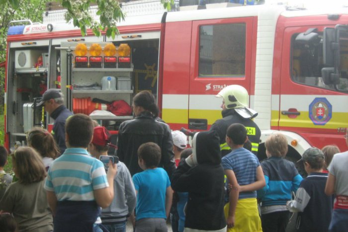 Ilustračný obrázok k článku Rozšantené deti pred očami hasičov: Prúdom vody zrážali plastové kolíky