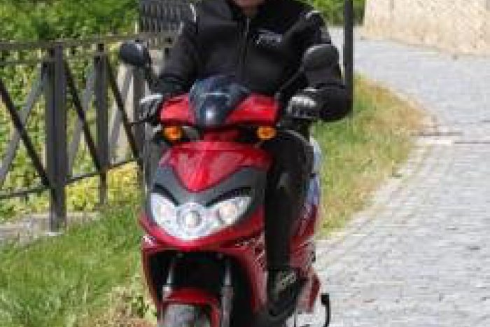 Ilustračný obrázok k článku Vodiči áut už môžu jazdiť aj na skútroch: Motoristi, vyskúšajte si to zadarmo v Prešove