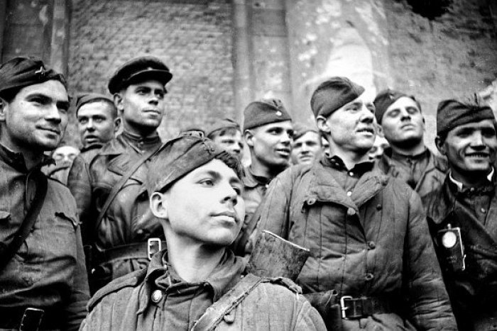 Ilustračný obrázok k článku Vojaci, poľná kuchyňa a streľba z historických zbraní: Deň víťazstva nad fašizmom po mikulášsky