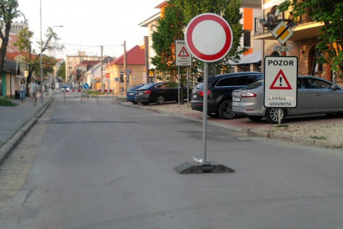 Ilustračný obrázok k článku VODIČI POZOR! Na ulici J. Kráľa je uzavretá cesta